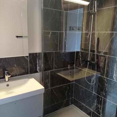 une salle de bain avec douche et lavabo dans l'établissement Appartement cosy Sanary centre-Climatisé-Parking privé, à Sanary-sur-Mer