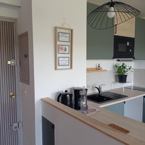 une cuisine avec un évier et un plan de travail dans l'établissement Appartement cosy Sanary centre-Climatisé-Parking privé, à Sanary-sur-Mer
