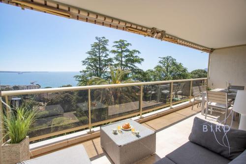 un balcon avec vue sur l'océan dans l'établissement Beautiful apartment in Cannes SEA VIEW and POOL, à Cannes
