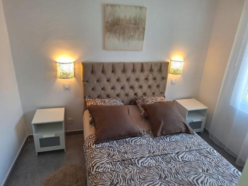 une chambre avec un grand lit avec deux tables de nuit dans l'établissement love sormiou, à Marseille