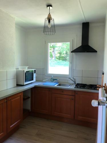 Una cocina o zona de cocina en Les Balcons du Chasseral, Maîche, gîte 15 couchages