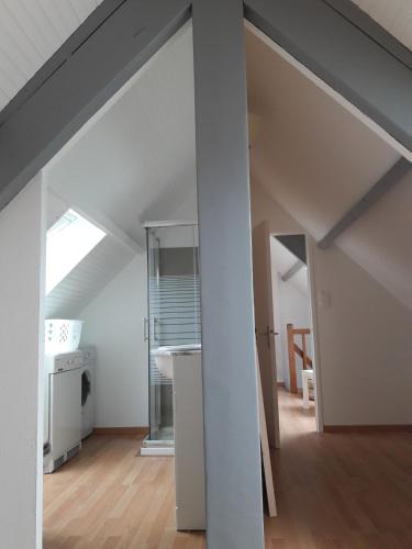 Cette chambre est dotée de murs blancs et d'un plafond avec un miroir. dans l'établissement Apartment close tonte sea, à Bénodet