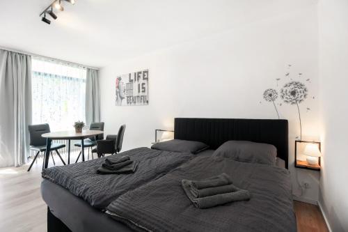 a bedroom with a large bed with two towels on it at Seezauber-Möhnesee - by Casa Happyuna Your happy home away from home in Möhnesee