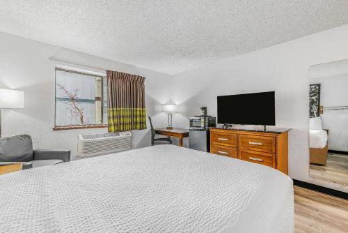 Super 8 by Wyndham Arcataにあるテレビまたはエンターテインメントセンター