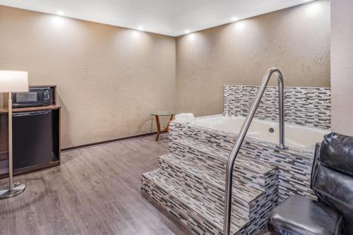 Postel nebo postele na pokoji v ubytování Super 8 by Wyndham Columbia