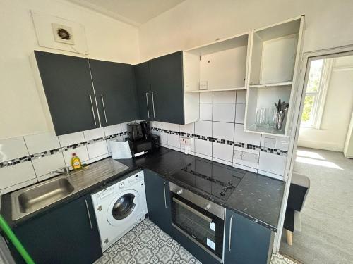 Dapur atau dapur kecil di Tranquil Studio in Croydon