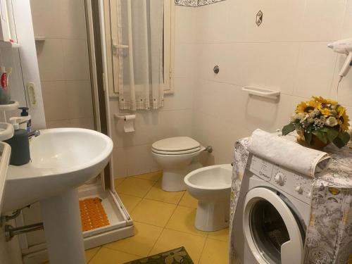 a bathroom with a washer and a washing machine at Villetta SCHIRÒ - BAGNASCO in Campofelice di Roccella