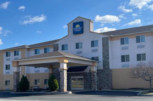 a hotel building with a sign on top of it at Days Inn & Suites by Wyndham Manheim Lebanon in Manheim