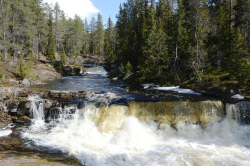 a waterfall in the middle of a river at 16 - Fulufjellets nasjonalparker - snø - alpint - langrenn - snøscooter in Ljørdal
