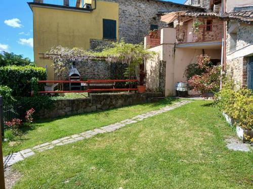 a bench in the courtyard of a house at Agriturismo Palazzo Vescia in Quercia di Aulla
