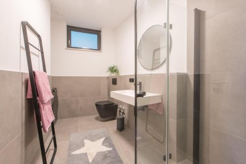 Ένα μπάνιο στο Schlossberg Maisonette NEU Terrasse Ausblick