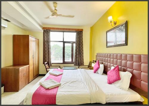 Postel nebo postele na pokoji v ubytování HOTEL THE SURYA # BEACH Near Sea Beach & Jagannath Tempe - Restaurant- Lift and Parking Facilities - Fully Air Conditioning Room - Best Hotel In Puri
