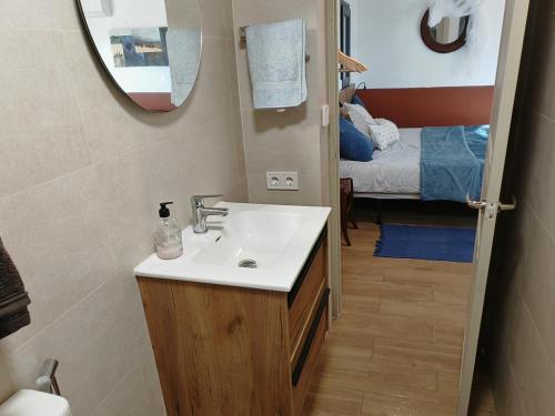 une salle de bain avec un lavabo et une chambre avec un lit dans l'établissement Los Nopalitos 1 -Estudio chulísimo súper equipado a 3,5km de Carboneras, à El Llano de Don Antonio