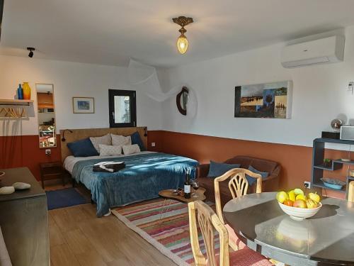 un salon avec un lit et une table dans l'établissement Los Nopalitos 1 -Estudio chulísimo súper equipado a 3,5km de Carboneras, à El Llano de Don Antonio