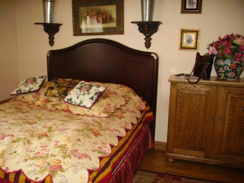 a bedroom with a bed and a wooden dresser at Victoriański 15 & Antyczny 16 in Kazimierz Dolny