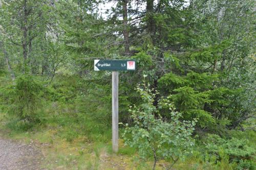 a sign on the side of a dirt road at 16 - Fulufjellets nasjonalparker - snø - alpint - langrenn - snøscooter in Ljørdal