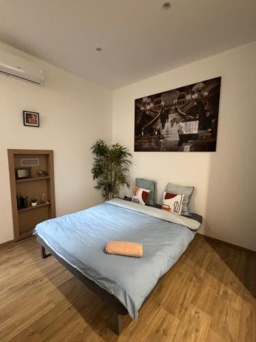 une chambre avec un grand lit dans une pièce dans l'établissement studio entier, à Montauban