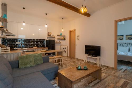 a living room with a couch and a tv at casa in piazza in Pylos