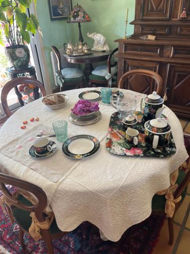 BrensにあるChez Patriciaのテーブル(皿、カップ付)