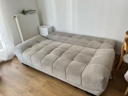 Ce lit se trouve dans un dortoir doté d'un grand matelas. dans l'établissement Nid douillet équipé à Saint-Ouen, à Saint-Ouen