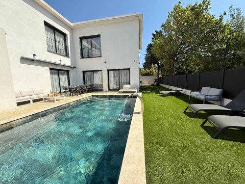 une piscine dans l'arrière-cour d'une maison dans l'établissement Villa 200m2 -plages - piscine chauffée, à Fréjus