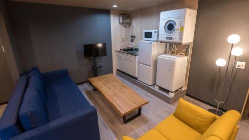 RAYS STAY - Direct from KIX, 5min train to Namba, 2King Beds-