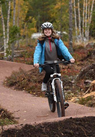 a woman riding a bike on a trail at 16 - Fulufjellets nasjonalparker - snø - alpint - langrenn - snøscooter in Ljørdal