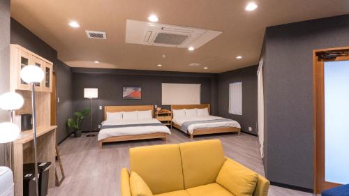 RAYS STAY - Direct from KIX, 5min train to Namba, 2King Beds-