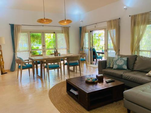 Χώρος καθιστικού στο Beautiful garden 3 bedroom villa close to beach