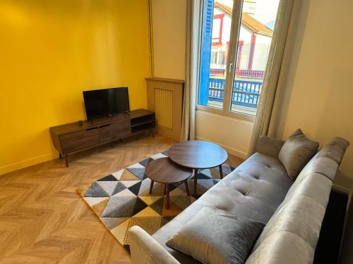 un salon avec un canapé et une table dans l'établissement Le Cocon de Bondy, à Bondy