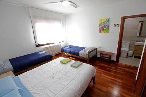 a hotel room with two beds and a window at Lar do Pazo in Barro