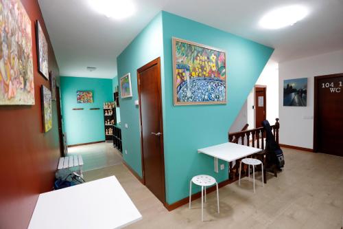 a room with blue walls and a table and chairs at Lar do Pazo in Barro