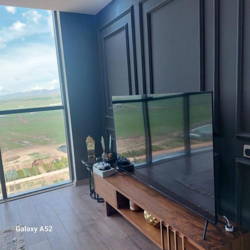 un grande acquario in una stanza con una grande finestra di French village two a Duhok