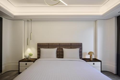 Pomegranate Wellness Spa Hotelにあるベッド