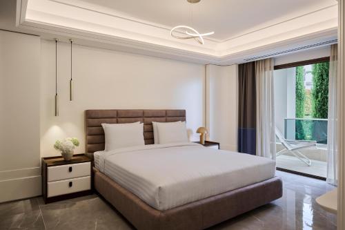 Pomegranate Wellness Spa Hotelにあるベッド