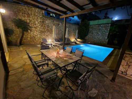 カシュにあるVilla Gwendolineのプールサイドのパティオ(テーブル、椅子付)