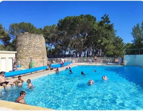 a group of people in a swimming pool at -Belle vue-Villa duplex-AC-jardin-parking in Alignan-du-Vent