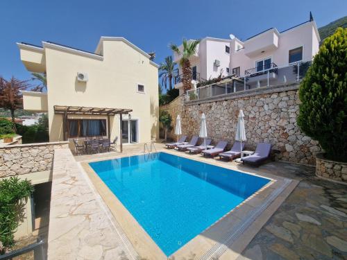 カシュにあるVilla Gwendolineのヴィラ(家の前にスイミングプール付)