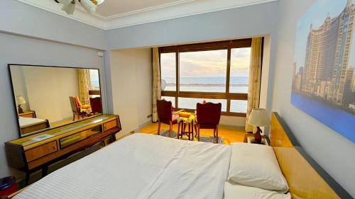 Postel nebo postele na pokoji v ubytování No AC - Vintage Modernized Sea View Apartment
