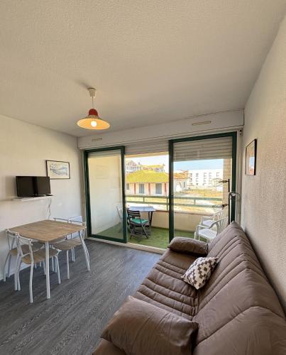 un salon avec un canapé et une table dans l'établissement Cap Océan, à Mimizan