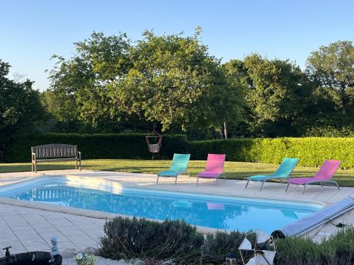 un groupe de chaises assises à côté d'une piscine dans l'établissement Maison M, à Surin