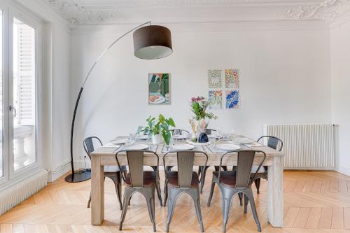 une salle à manger avec une table et des chaises dans l'établissement Appartement spacieux à deux pas de Notre-Dame, à Paris