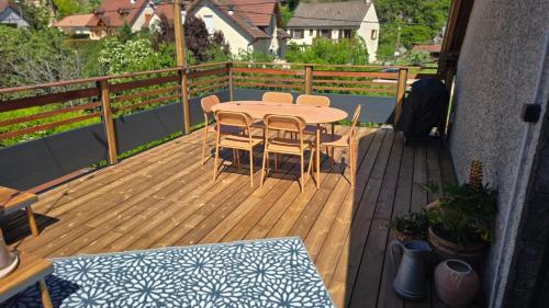 Balkoni atau teres di Gîte dans une ancienne ferme avec grande terrasse et piscine