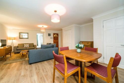 a living room with a table and chairs and a couch at NEW Cosy 1BD Flat close to Kew Gardens Richmond in London