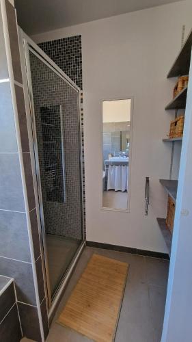 La salle de bains est pourvue d'une douche à l'italienne et d'un miroir. dans l'établissement Villa Provençale avec Piscine à Aurons, à Aurons