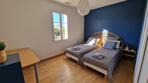 une petite chambre avec un lit et une fenêtre dans l'établissement Villa Provençale avec Piscine à Aurons, à Aurons