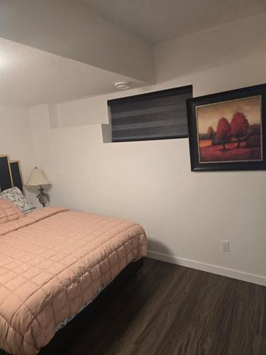 Ένα ή περισσότερα κρεβάτια σε δωμάτιο στο Cozy 2-Bedroom Suite 5 Minutes Walk to Chestermere Lake