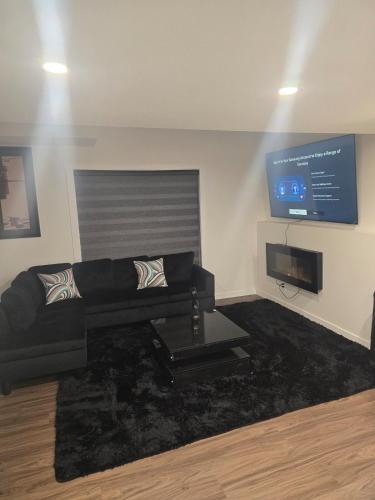 Μια τηλεόραση ή/και κέντρο ψυχαγωγίας στο Cozy 2-Bedroom Suite 5 Minutes Walk to Chestermere Lake