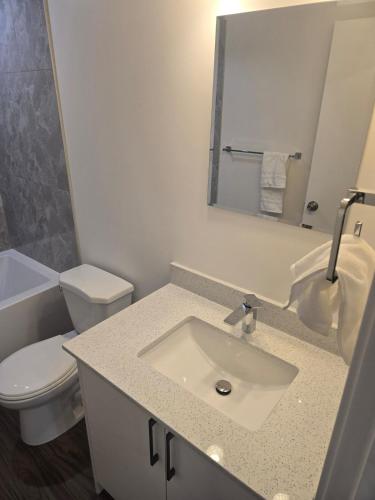 Ένα μπάνιο στο Cozy 2-Bedroom Suite 5 Minutes Walk to Chestermere Lake