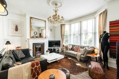 a living room filled with furniture and a chandelier at Beautiful 3BD Home Forest Hill South London in London